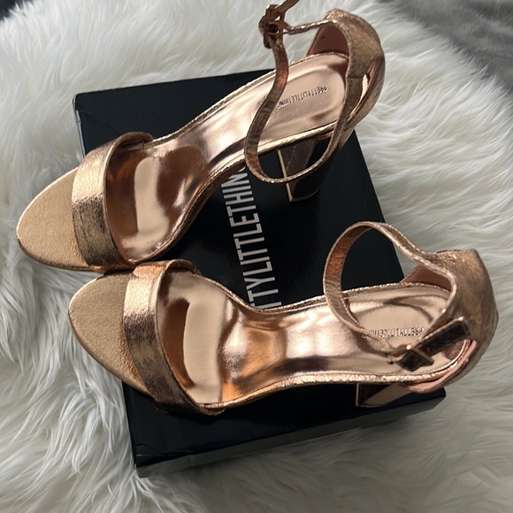 Pretty Littlething PLT Sandals Rosegold size 9 runs small - Picture 4 of 5